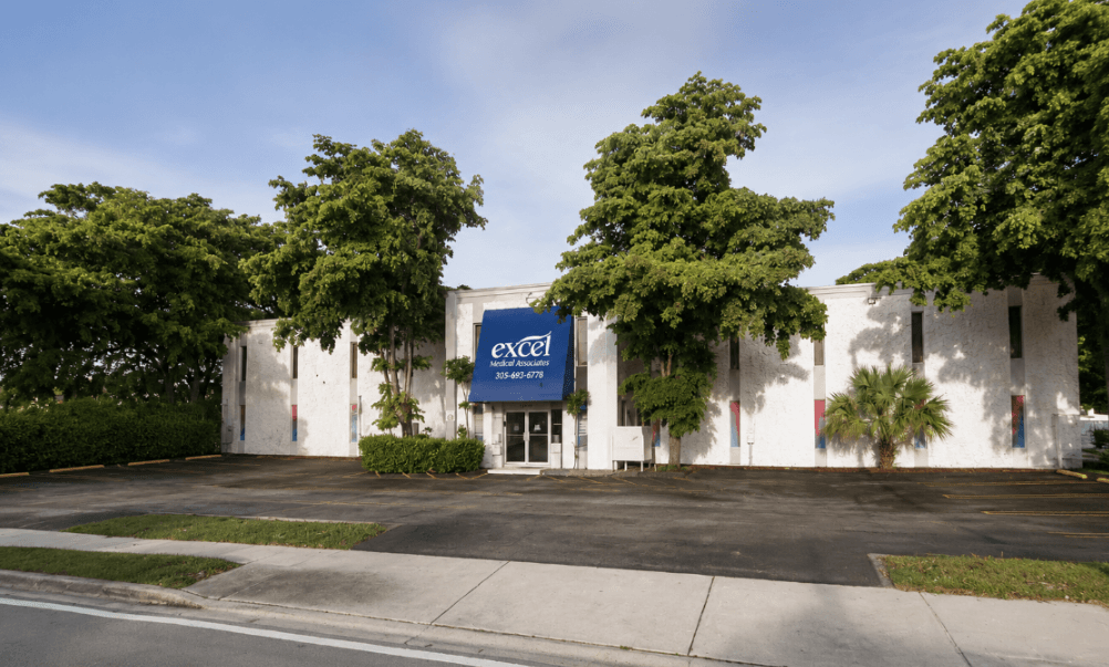 Fachada de la clínica Excel Medical Associates en Miami